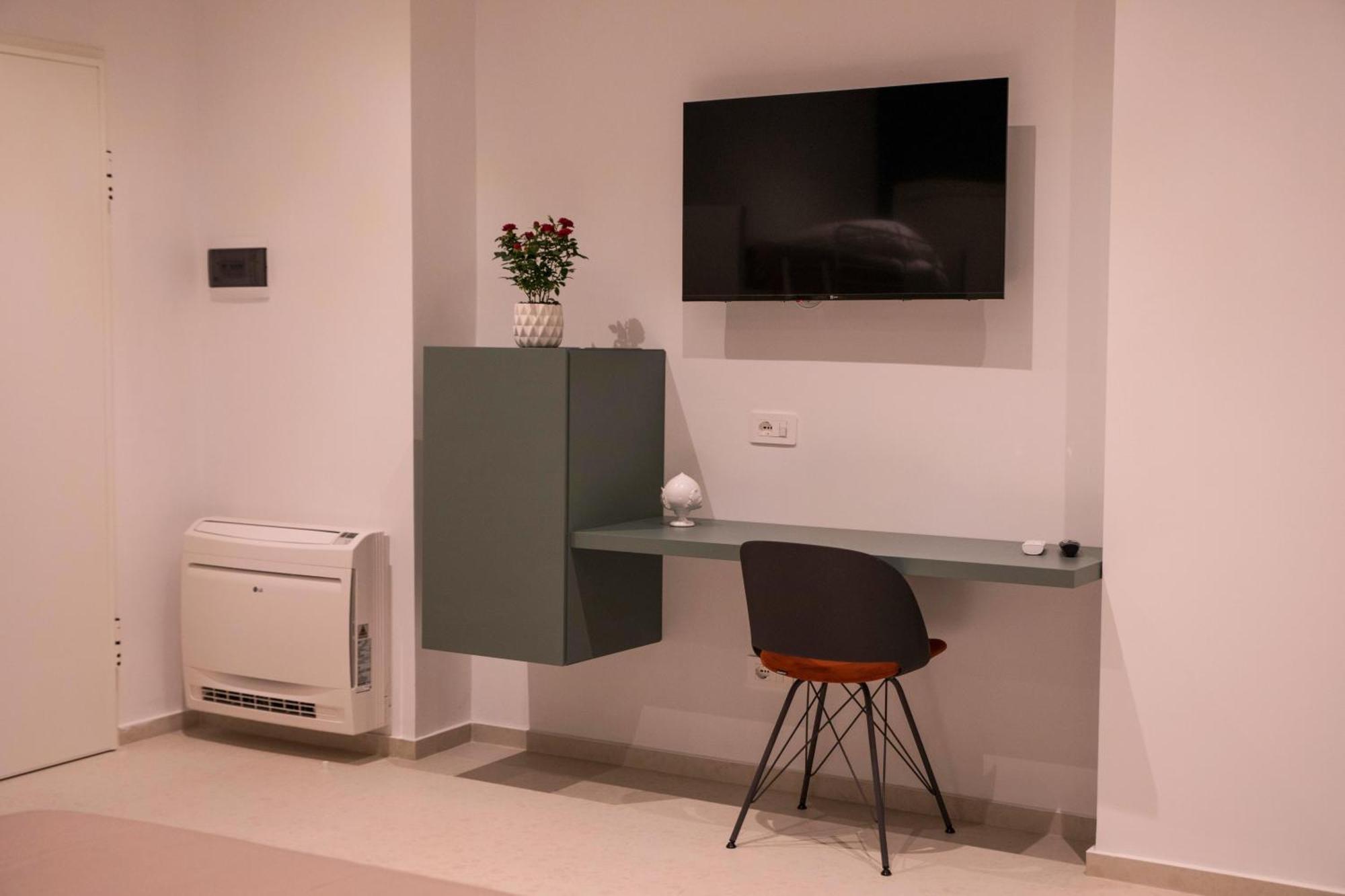 Your House Rooms 3 Conversano Bagian luar foto